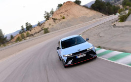 Hyundai Ioniq 5 N Gunakan Fitur Penting di Sirkuit Parcmotor Castelloli Barcelona