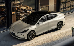 IM L6 Light Year Edition: Mobil Listrik Premium dengan Jarak Tempuh 1.002 Km