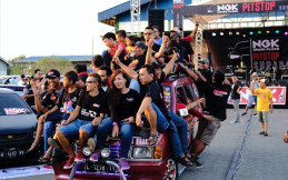 Puluhan Komunitas Mobil di Surabaya Berkumpul di 'NGK Pitstop' 2018