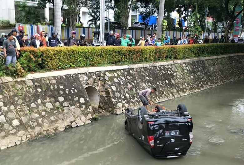 Toyota Avanza Tercebur, Posisinya Terbalik