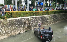 Toyota Avanza Tercebur, Posisinya Terbalik