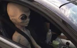 Polisi Temukan Alien di Mobil Ford Mustang