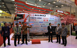 Hino Truk Dakar Rally Curi Perhatian di GIIAS 2017