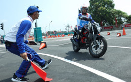 Mengerem Ada Tekniknya Agar Motor Tidak Tergelincir