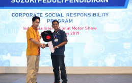 Suzuki Beri Belasan Unit Mobil untuk SMK dan Universitas Negeri