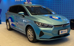 Bluebird Perkenalkan Taksi Listrik Baru BYD e6 di PEVS 2024