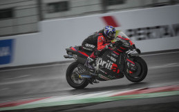 Vinales Sesalkan Kontak di Tikungan Pertama, Aleix Masih Cari Setting Terbaik