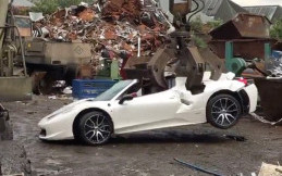 Tragis, Ferrari 458 Dihancurkan Alat Berat