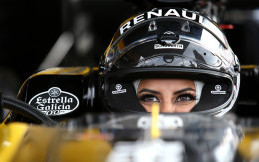 Keren.. Ini Wanita Arab Saudi Pertama Penggeber Mobil Formula 1