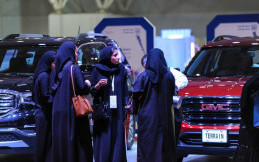 Bulan Depan Diizinkan Mengemudi,  Wanita Arab Saudi Kunjungi Pameran Mobil Mewah