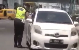 Sedang Viral di Medsos, Polisi Ludahi Pengemudi Toyota Yaris dan Praktik Pungli