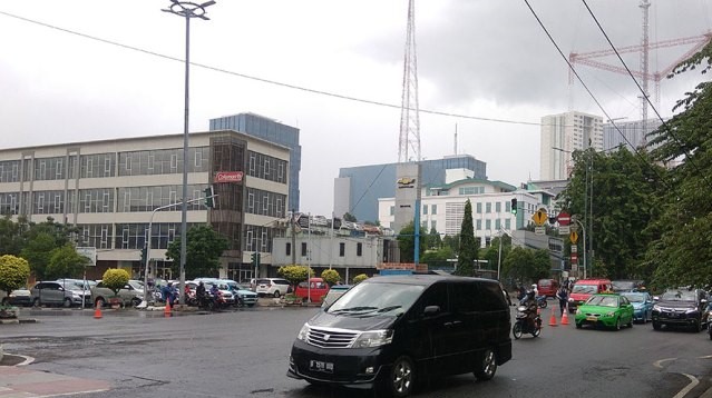 Larangan Kendaraan Belok Kanan di Traffic Light Simpang Relasi