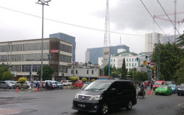 Larangan Kendaraan Belok Kanan di Traffic Light Simpang Relasi