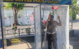 Minimalisir Penyebaran Virus Corona, Samsat Surabaya Pasang Bilik Disinfektan