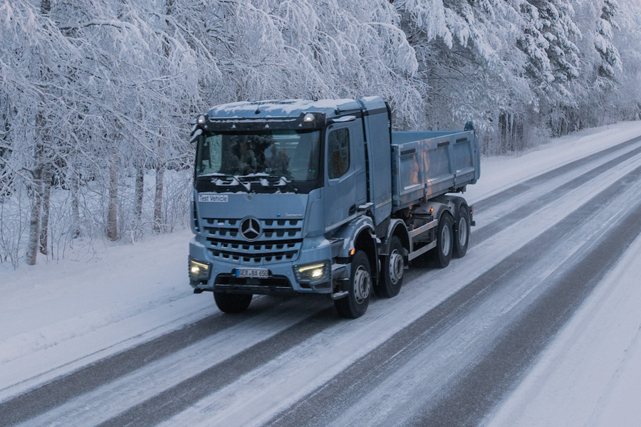 Mercedes-Benz eArocs 400 Taklukkan Uji Musim Dingin Ekstrem, Siap Dijual April 2026