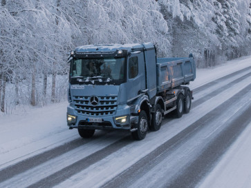 Mercedes-Benz eArocs 400 Taklukkan Uji Musim Dingin Ekstrem, Siap Dijual April 2026