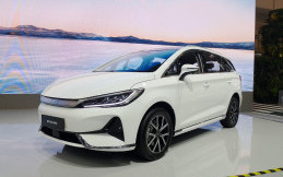 BYD M6 MPV 7 Penumpang Pertama di Indonesia, Jadi Pusat Perhatian Pengunjung GIIAS 2024 