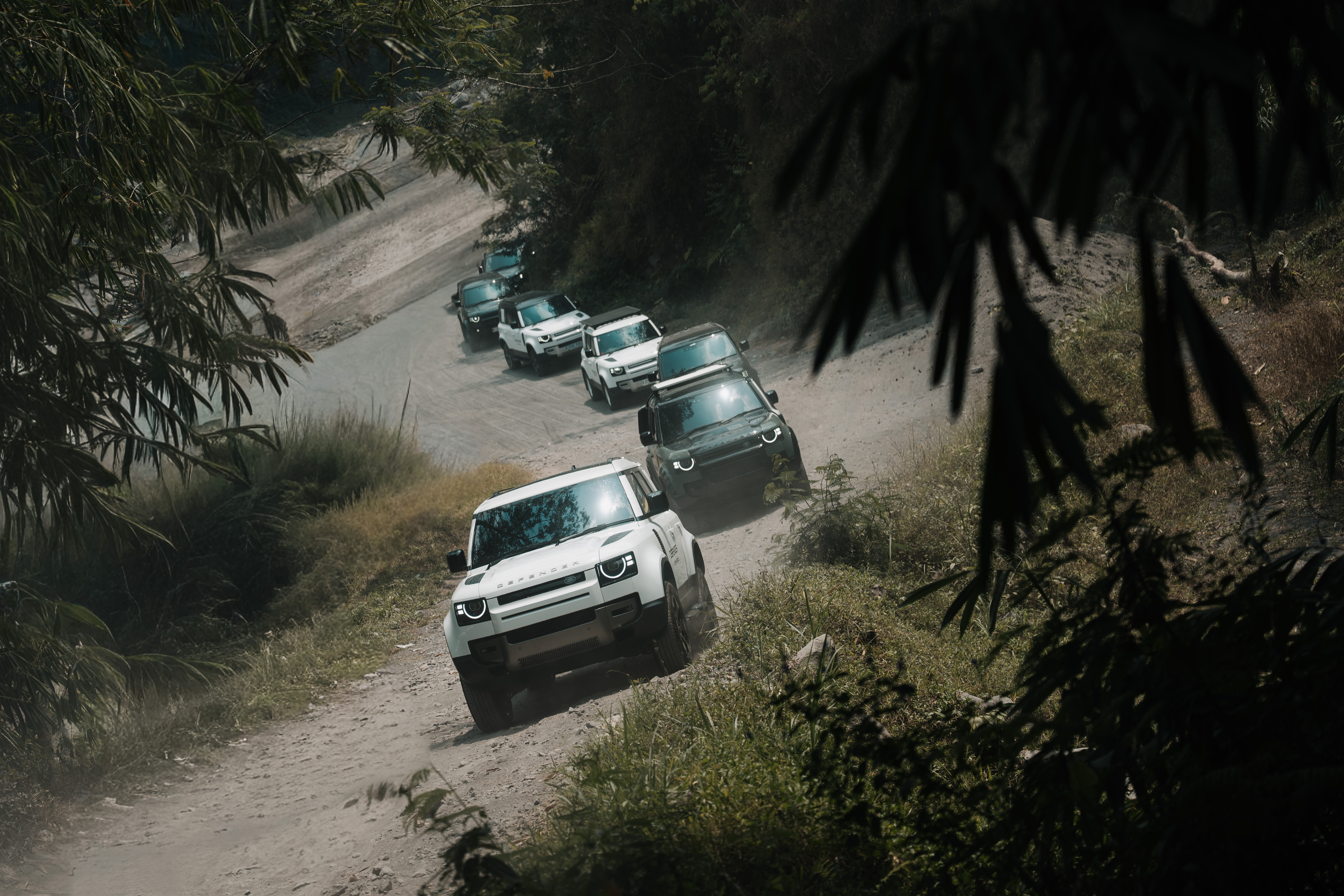 Ketika Barisan Land Rover Defender Unjuk Gigi di Habitat Aslinya