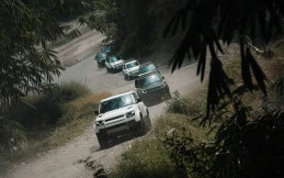 Ketika Barisan Land Rover Defender Unjuk Gigi di Habitat Aslinya