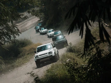 Ketika Barisan Land Rover Defender Unjuk Gigi di Habitat Aslinya