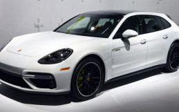 Porsche Panamera Turbo S E-Hybrid Sport Turismo Dilepas Rp2,5 Miliar