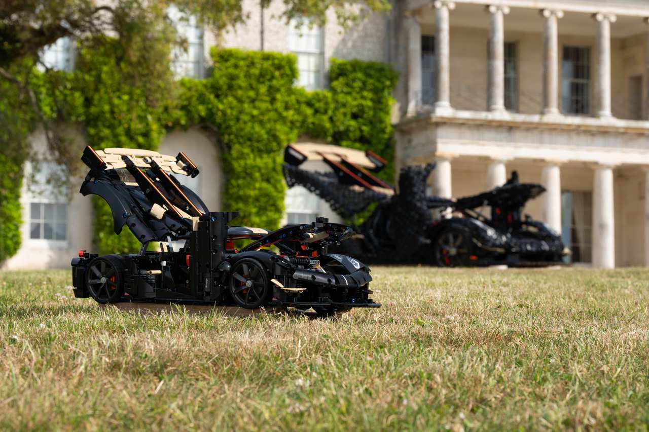 mobil berbahan Lego ini langsung diboyong ke lintasan legendaris Goodwood Hillclimb di Inggris