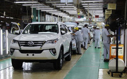 Toyota Pangkas Jumlah Produksi Mobil Karena Langkanya Chip Semikonduktor
