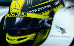 Lewis Hamilton Pamer Helm Baru Warna Bersejarah