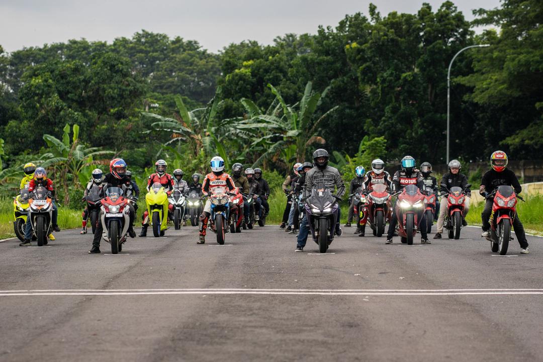 Asah Skill, Keseruan Riders Honda CBR Ngebut Bareng di Sirkuit