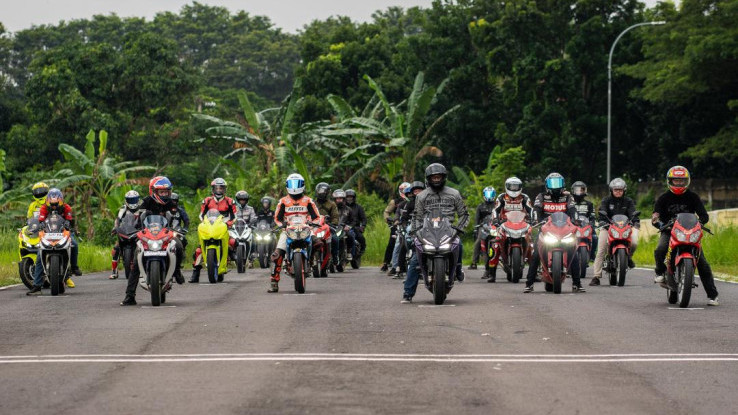 Asah Skill, Keseruan Riders Honda CBR Ngebut Bareng di Sirkuit