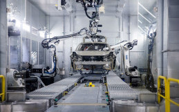 300 Robot Gunakan Koneksi Internet 5G+ untuk Produksi Mobil