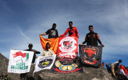 Sambut 72 Tahun Kemerdekaan Republik Indonesia di Puncak Gunung Merapi