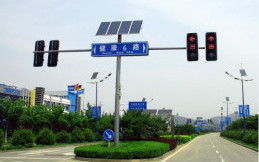 Hemat Listrik, Pemkot Surabaya Gunakan Traffic Light Berteknologi Solar Cell