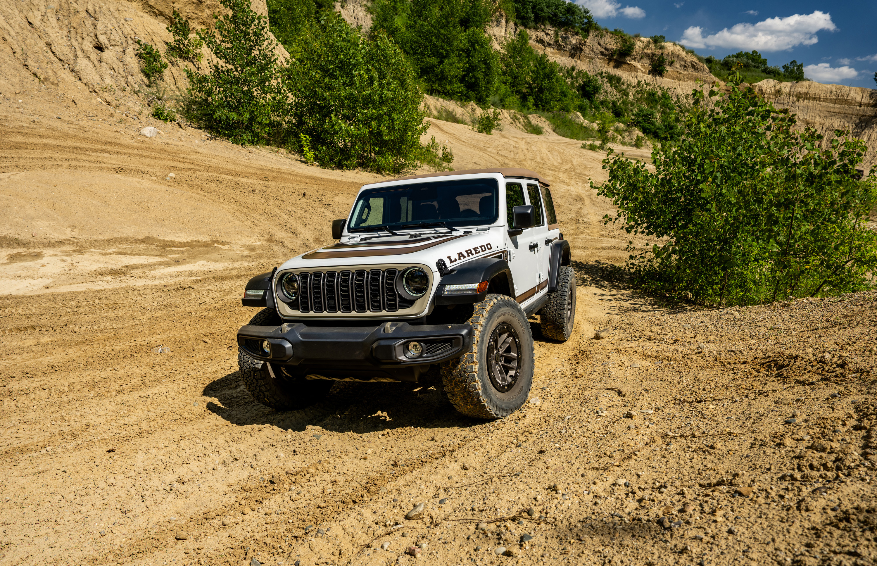 Jeep Wrangler Laredo Tahun 2027