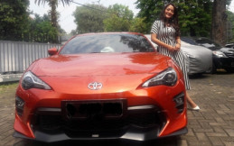 Wah, Pedangdut Siti Badriah Punya Mobil Sport Berwarna Orange 