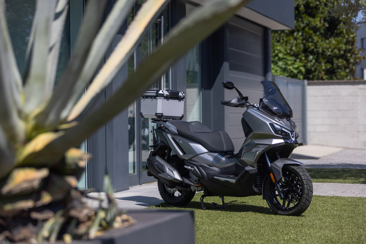 Skuter Crossover SYM ADX 300 Kini Berfitur Makin Canggih