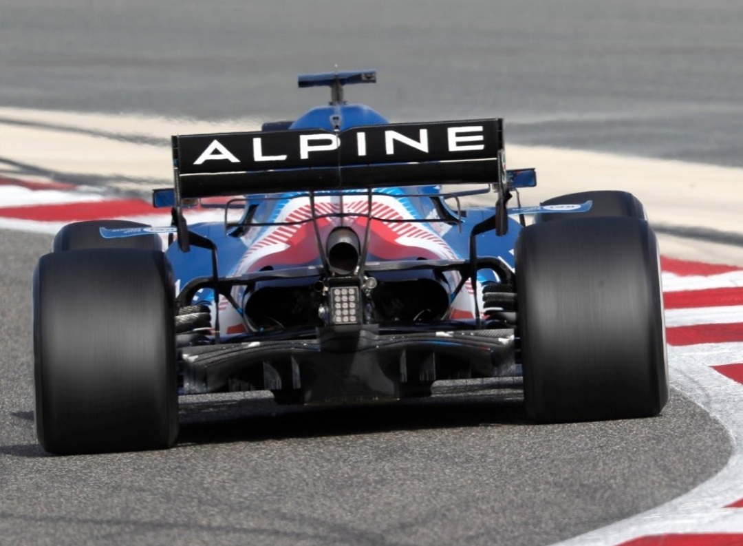 Alex Albon dan Daniil Kvyat Uji Coba Ban Pirelli 18 Inci