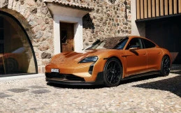 Sentuhan Emas Danau Lugano di Porsche Taycan Turbo GT Sonderwunsch
