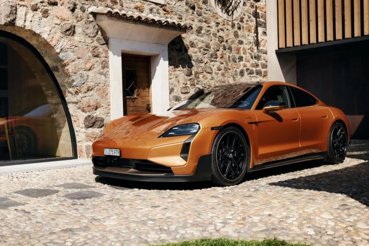 Sentuhan Emas Danau Lugano di Porsche Taycan Turbo GT Sonderwunsch
