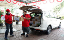 Wuling Motors dan Cortezian Indonesia Donasikan 1.000 Masker dan 100 Paket Sembako
