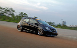 Honda Brio Ini Campuran Modifikasi Stance dengan Performa