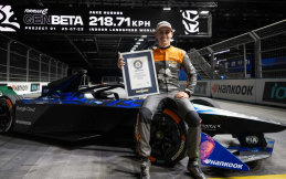 Jake Hughes Pecahkan Rekor Dunia 'World Indoor Land Speed', Tembus 218 Kpj!
