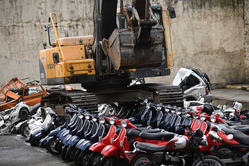 Waduh, Presiden Duterte Musnahkan Ratusan Motor Vespa New PX Kondisi Baru