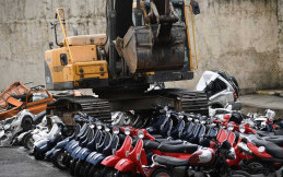 Waduh, Presiden Duterte Musnahkan Ratusan Motor Vespa New PX Kondisi Baru