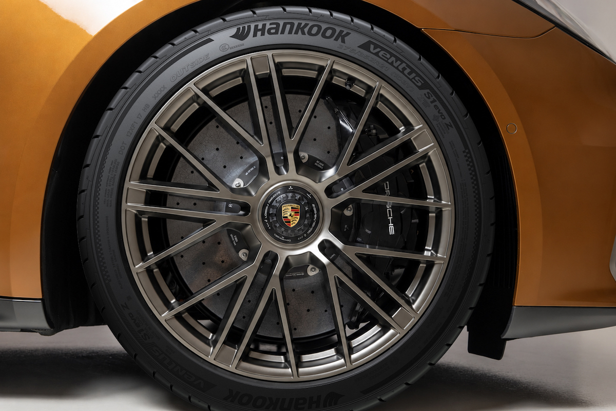 Porsche Panamera memakai Hankook Ventus S1 evo Z