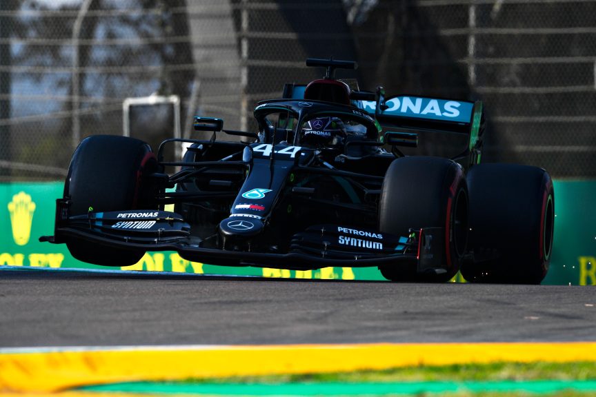 Ikuti Tradisi Shoey, Begini Reaksi Lewis Hamilton 