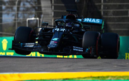 Ikuti Tradisi Shoey, Begini Reaksi Lewis Hamilton 