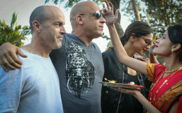 Desi Lady Royal Enfield Sambut Kedatangan Vin Diesel
