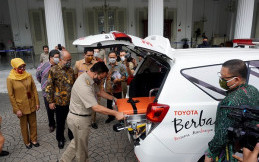 Toyota Donasikan 4 Unit Kijang Ambulance untuk Pemerintah DKI Jakarta