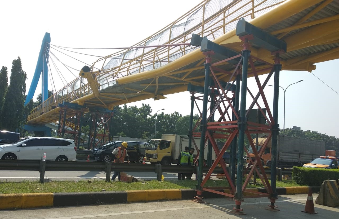 JLJ Mulai Benahi JPO di Tol JORR Pasca Diseruduk Trailer